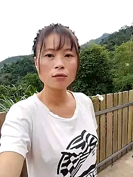 Snapshot of linda_bae00 chatting on 10/06/25, 01:47 linda bae00 online show from 10/06/25, 01:47