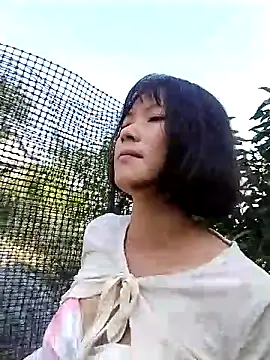 Snapshot of linda_bae00 chatting on 10/21/25, 04:02 linda bae00 online show from 10/21/25, 04:02