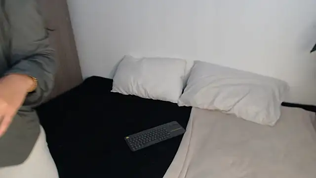 Snapshot of __abrill__ chatting on 10/27/25, 08:35   abrill   online show from 10/27/25, 08:35