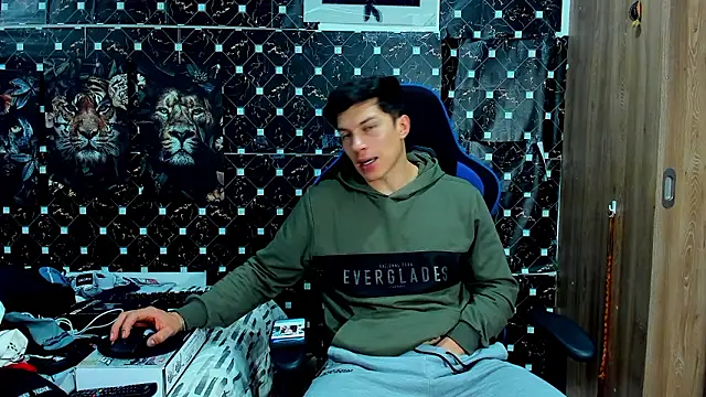 javiersexymann online show from 03/12/26, 11:11