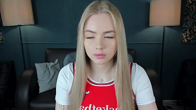 AvroraGoldie online show from 10/17/25, 10:29