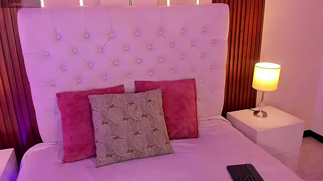 Snapshot of ViolettaAlemida chatting on 09/22/25, 12:18 ViolettaAlemida online show from 09/22/25, 12:18