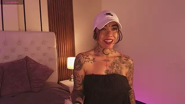 Snapshot of ViolettaAlemida chatting on 01/13/26, 01:05 ViolettaAlemida online show from 01/13/26, 01:05