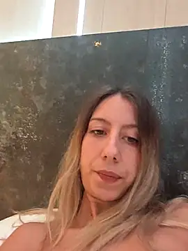 Snapshot of PetiteSecrets chatting on 10/24/25, 11:28 PetiteSecrets online show from 10/24/25, 11:28