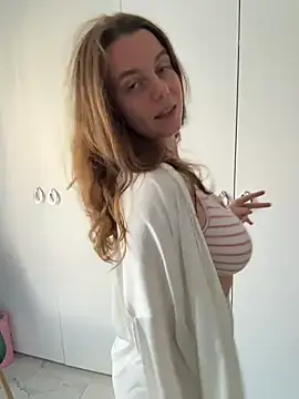 TenderLaGlamor online show from 11/18/25, 12:20