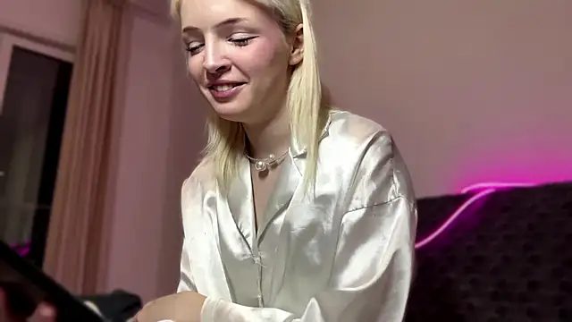 blondekira online show from 10/21/25, 02:40