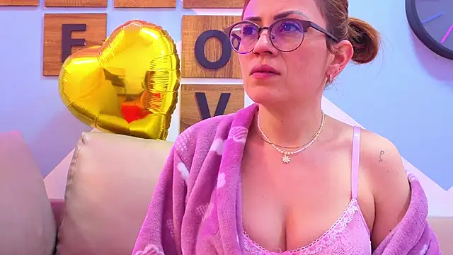 Snapshot of Victoria_Fallon chatting on 11/19/25, 11:10 Victoria Fallon online show from 11/19/25, 11:10