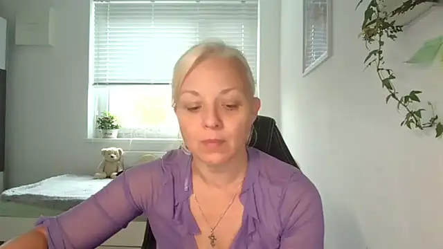 Linsy Kim online show from 10/15/25, 06:46