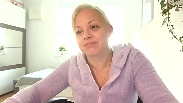 Linsy Kim online show from 10/19/25, 08:48