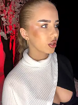 AubrieleRouj1 online show from 12/22/25, 04:48