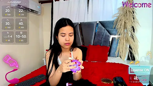 MiniLove 01 online show from 12/17/25, 12:22