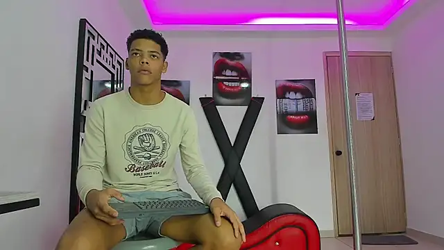 PRETTY FEM online show from 10/16/25, 03:24