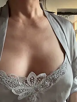 xiiuuff18 online show from 09/12/25, 10:32