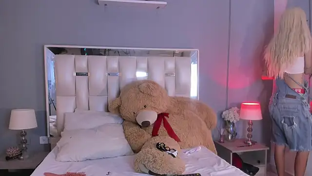 Darlyn tenderhot   online show from 12/18/25, 02:56