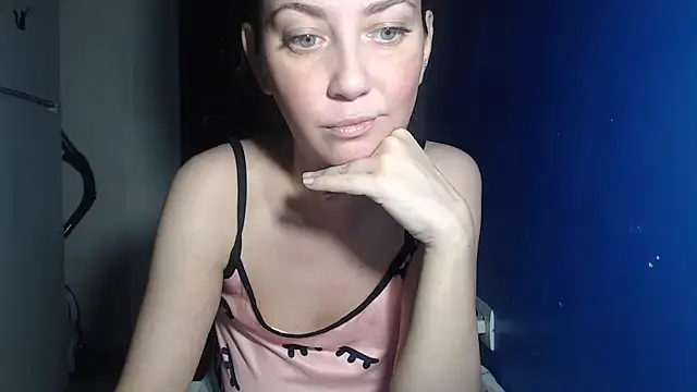 Snapshot of petite_danielle chatting on 07/13/26, 07:27 petite danielle online show from 07/13/26, 07:27