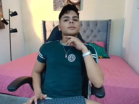 Snapshot of stewart_mateo_ chatting on 10/17/25, 02:04 stewart mateo online show from 10/17/25, 02:04