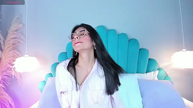 AlassiaHocthner online show from 11/08/25, 11:43