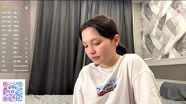 Snapshot of KiraVelvet chatting on 11/21/25, 12:37 KiraVelvet online show from 11/21/25, 12:37