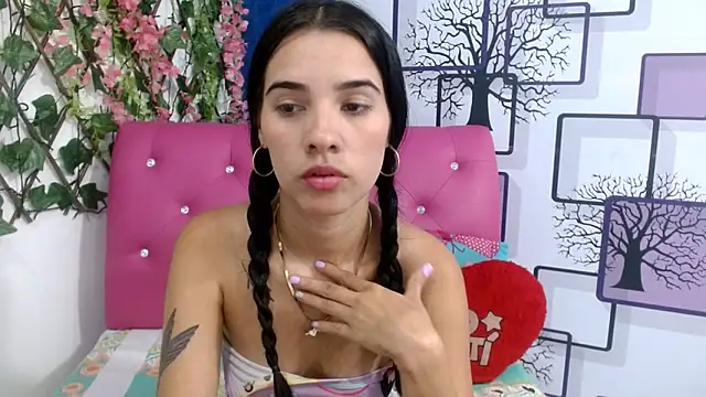Snapshot of vanesa19_ chatting on 09/25/25, 02:10 vanesa19 online show from 09/25/25, 02:10