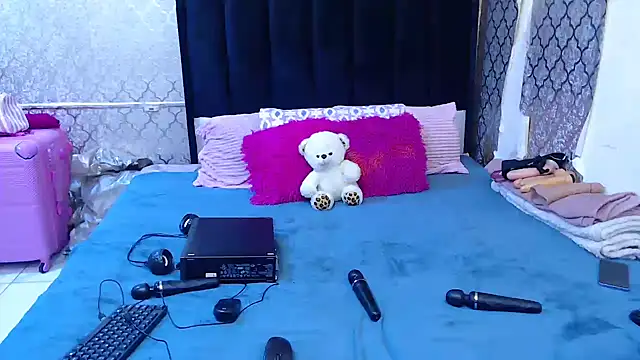 SexyPetitex25 online show from 09/30/25, 08:14