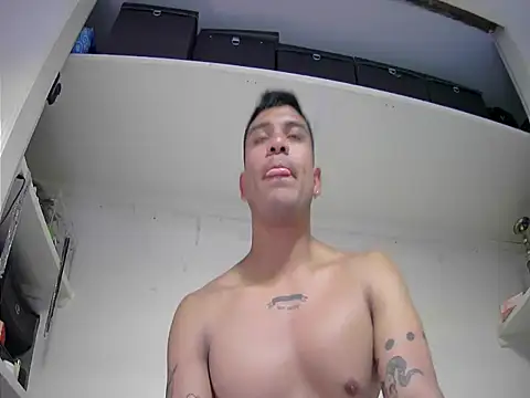 Snapshot of Romario28 chatting on 10/01/25, 12:27 Romario28 online show from 10/01/25, 12:27