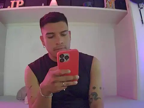 Snapshot of Romario28 chatting on 10/15/25, 08:31 Romario28 online show from 10/15/25, 08:31