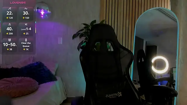 Snapshot of emma______ chatting on 10/14/25, 08:20 emma       online show from 10/14/25, 08:20