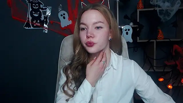 Snapshot of StellaLight chatting on 10/29/25, 01:24 StellaLight online show from 10/29/25, 01:24