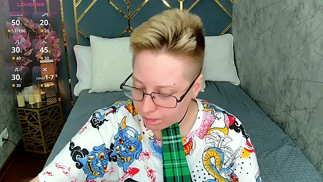 AlexandraGreen online show from 09/18/25, 09:06