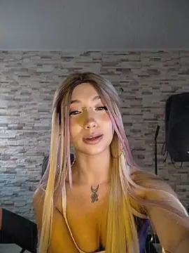 Snapshot of Ella_rr chatting on 04/24/26, 10:34 Ella rr online show from 04/24/26, 10:34
