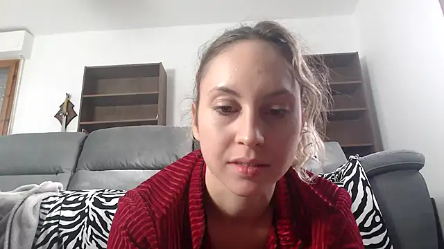 Snapshot of L_Sofia chatting on 10/24/25, 02:13 L Sofia online show from 10/24/25, 02:13