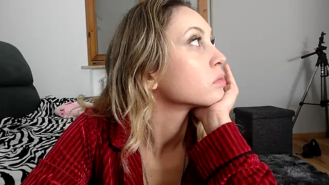 Snapshot of L_Sofia chatting on 11/05/25, 07:52 L Sofia online show from 11/05/25, 07:52