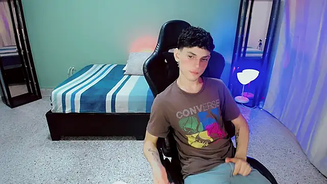 dilan hott  online show from 09/17/25, 08:32