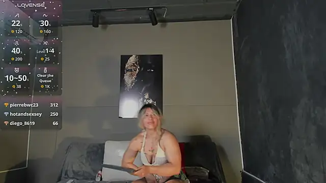 Snapshot of AliceFit_212 chatting on 04/29/26, 05:30 AliceFit 212 online show from 04/29/26, 05:30