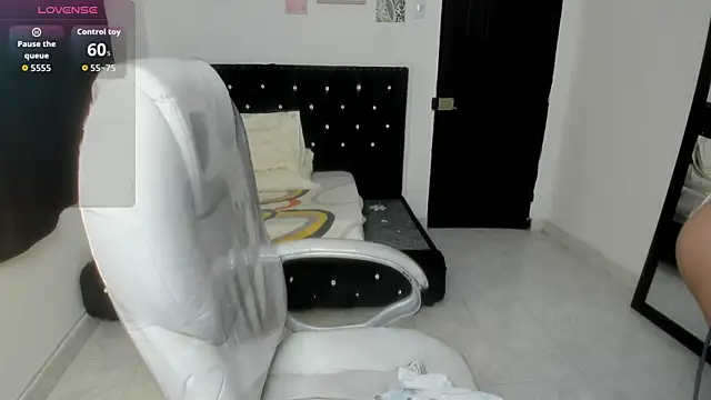 Aiilyn Ds online show from 10/26/25, 09:48