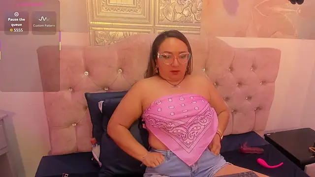 Snapshot of leyla_smithh chatting on 09/20/25, 12:17 leyla smithh online show from 09/20/25, 12:17