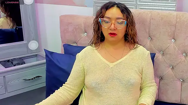 Snapshot of leyla_smithh chatting on 10/11/25, 12:15 leyla smithh online show from 10/11/25, 12:15