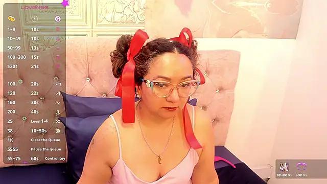 Snapshot of leyla_smithh chatting on 10/15/25, 12:38 leyla smithh online show from 10/15/25, 12:38