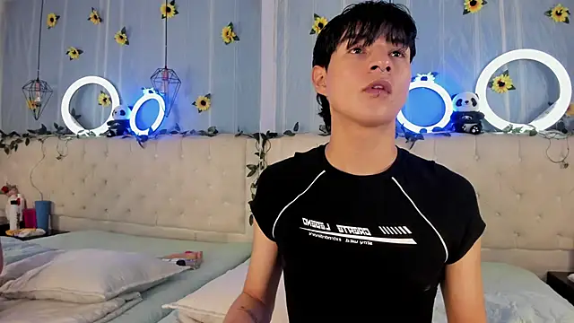 AleAurarashi online show from 11/20/25, 02:01