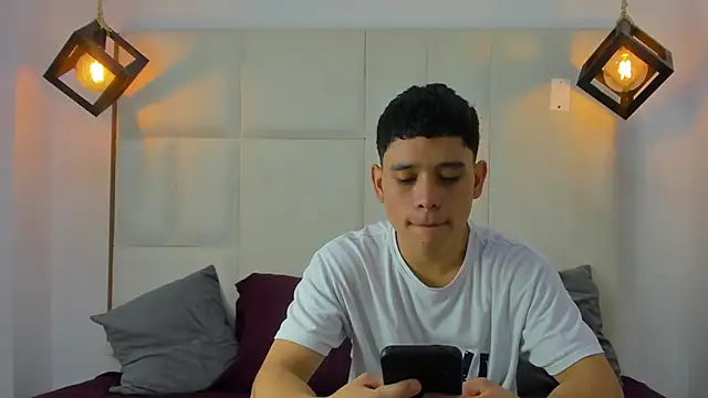 Snapshot of aron_twink66 chatting on 09/12/25, 01:33 aron twink66 online show from 09/12/25, 01:33