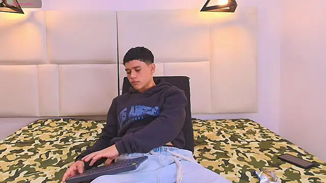 Snapshot of aron_twink66 chatting on 09/18/25, 01:57 aron twink66 online show from 09/18/25, 01:57