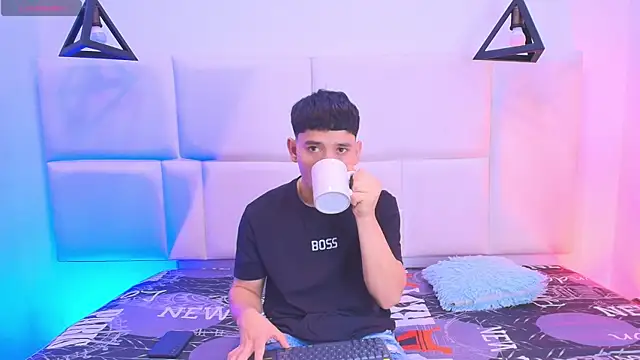 Snapshot of aron_twink66 chatting on 09/22/25, 02:41 aron twink66 online show from 09/22/25, 02:41