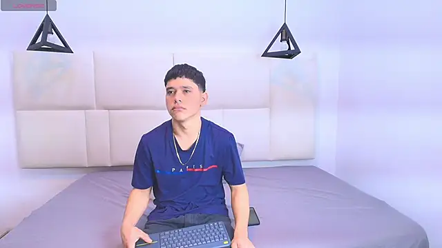 Snapshot of aron_twink66 chatting on 09/27/25, 02:22 aron twink66 online show from 09/27/25, 02:22