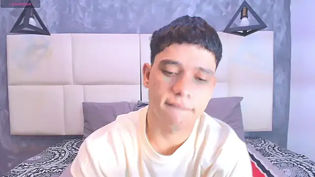 Snapshot of aron_twink66 chatting on 10/03/25, 02:47 aron twink66 online show from 10/03/25, 02:47