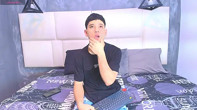 Snapshot of aron_twink66 chatting on 10/06/25, 03:09 aron twink66 online show from 10/06/25, 03:09