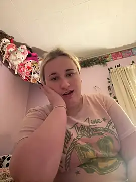 Snapshot of imawhorenslut19 chatting on 04/28/26, 03:44 imawhorenslut19 online show from 04/28/26, 03:44