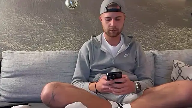 Snapshot of RioBlaze chatting on 11/17/25, 05:41 RioBlaze online show from 11/17/25, 05:41