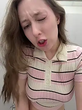 Snapshot of FroggyAnna chatting on 06/17/26, 05:03 FroggyAnna online show from 06/17/26, 05:03