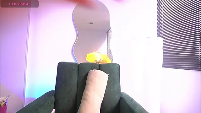 a Malgosia mako online show from 10/19/25, 04:29