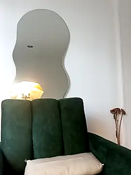 a Malgosia mako online show from 10/22/25, 04:07